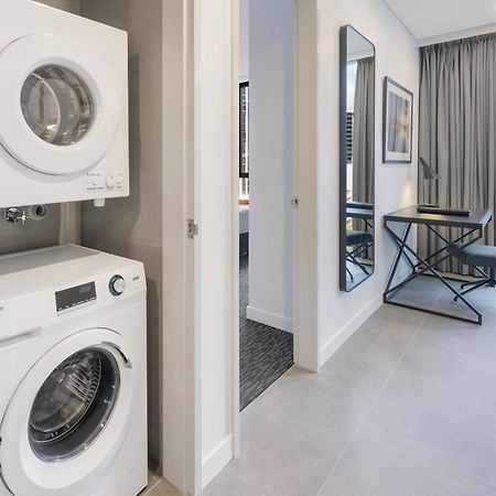 Meriton Suites Melbourne Eksteriør billede Laundry facilities in a typical apartment