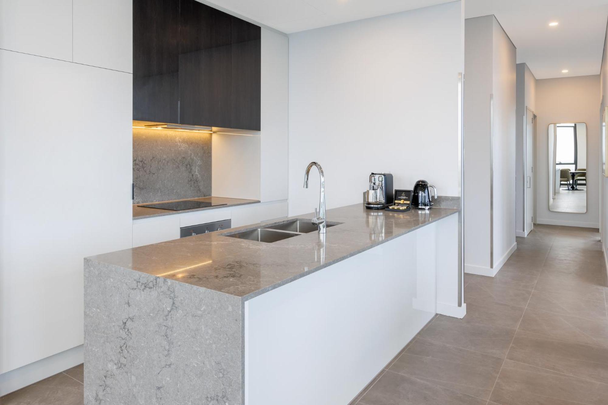 Meriton Suites Melbourne Eksteriør billede A kitchen in a typical apartment