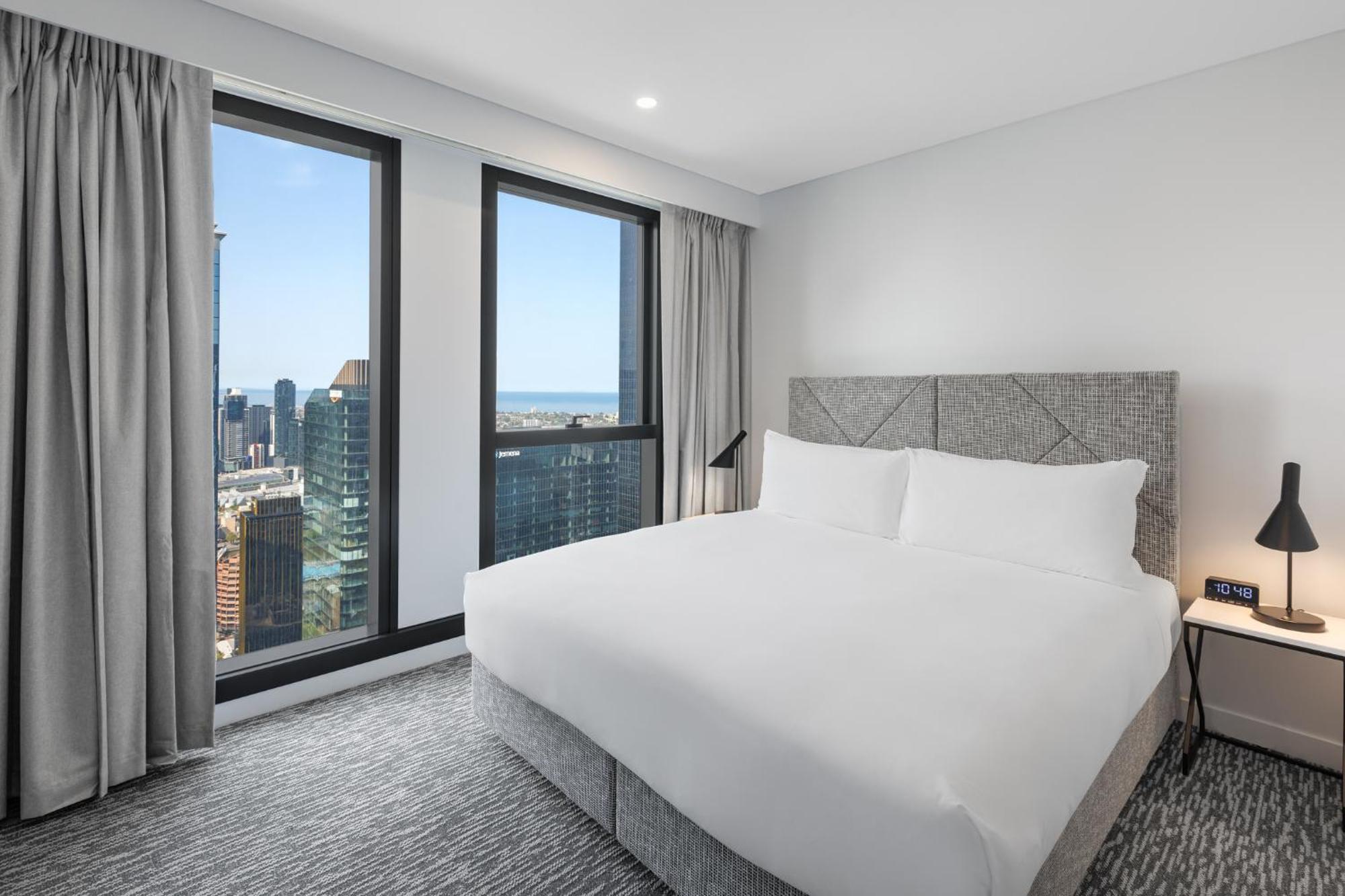 Meriton Suites Melbourne Eksteriør billede A bedroom at the hotel